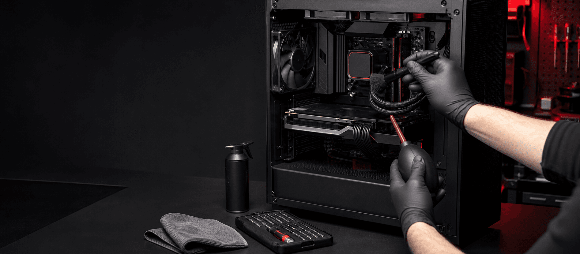 Technicien nettoyant les composants d’un PC ouvert avec des outils antistatiques